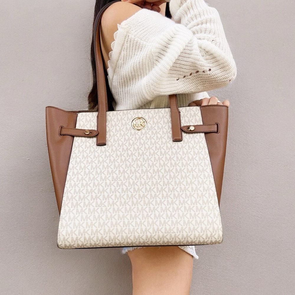 NEW! Michael Kors Vanilla MK Signature Large Carmen Logo Tote - Picture 3 of 13